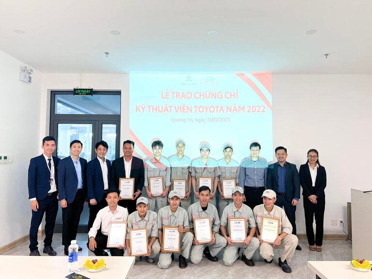 Lễ trao chứng chỉ Kỹ thuật viên Toyota năm 2022 tại Toyota PGS Quảng Trị